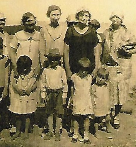 Back Row, Left to Right:  Elizabeth Davy Scherffius Murdock, Mary Ballington Murdock Cook, Nellie Kimbrough Murdock Armstrong, Beuton Mayfield Murdock holding William Nelson Murdock, in front of them Hattie Myers Williams and Unknown.  Front Row, Left to Right:  Etna Faye Murdock, Ruth Elizbeth Coo, Thomas Lee Armstrong, Marian Elizabeth Murdock, and Alfred Hugh Murdock.